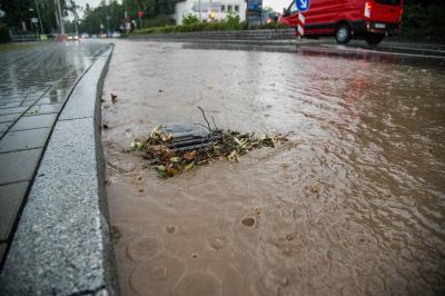 Fellbach: Unwetter sorgt fuer ueberflutete Fahrbahnen - Tennishalle 2 Stockwerke unter Wasser